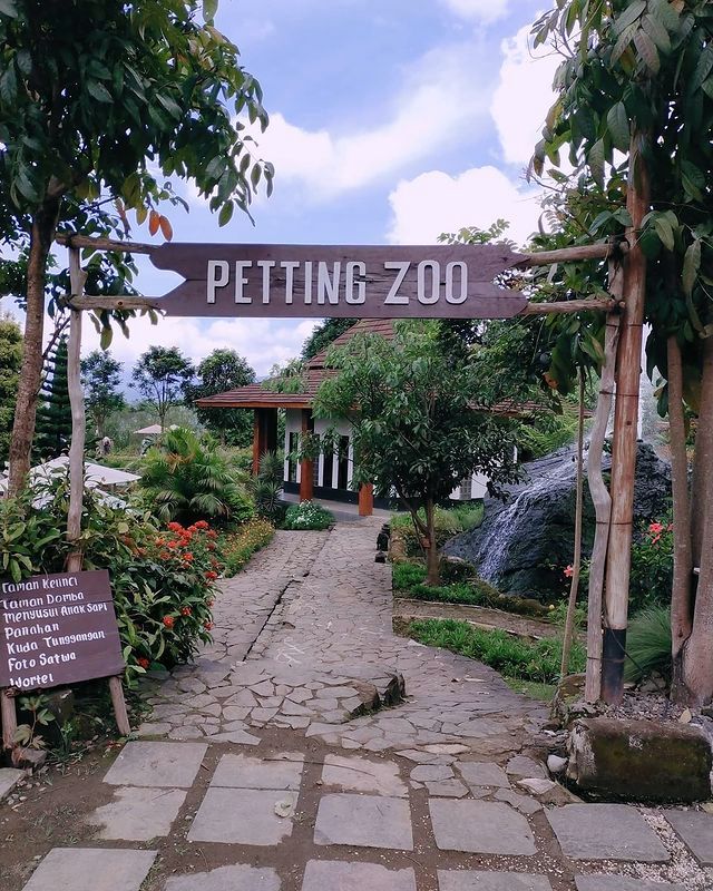 Wahana kebun binatang mini atau Petting Zoo yang banyak digemari anak-anak.